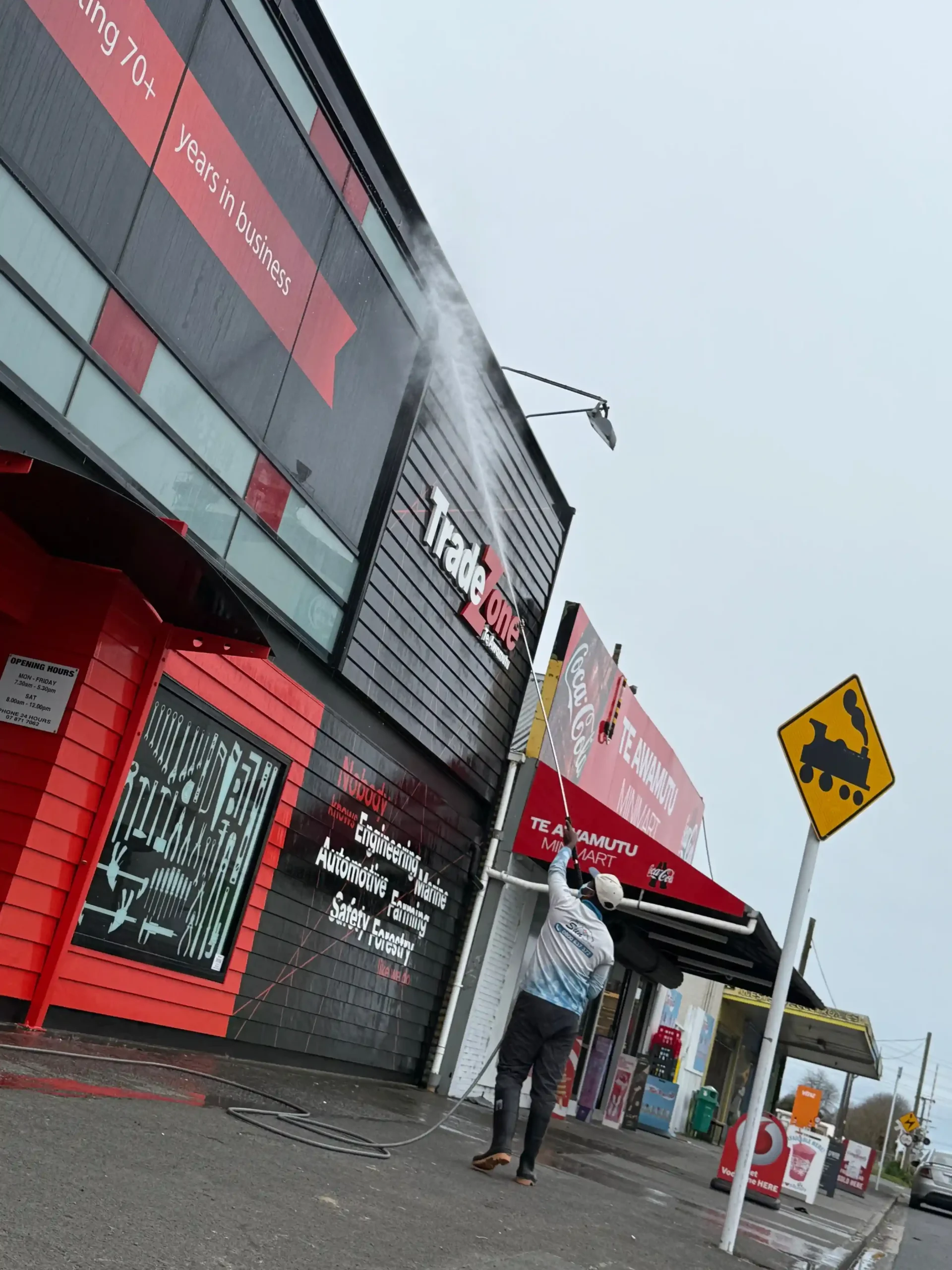 COMMERCIAL BUILDING WASHING